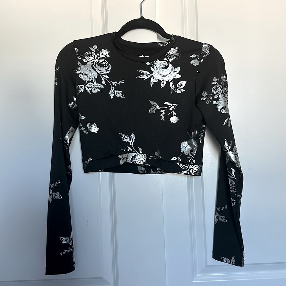 🎁 3 for $15. Refuge long sleeve crop top black and silver size M